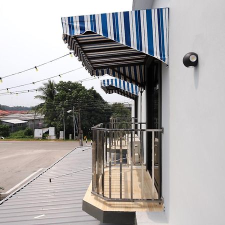 Oyo 778 Bmw 2 Hotel Muar Exterior photo