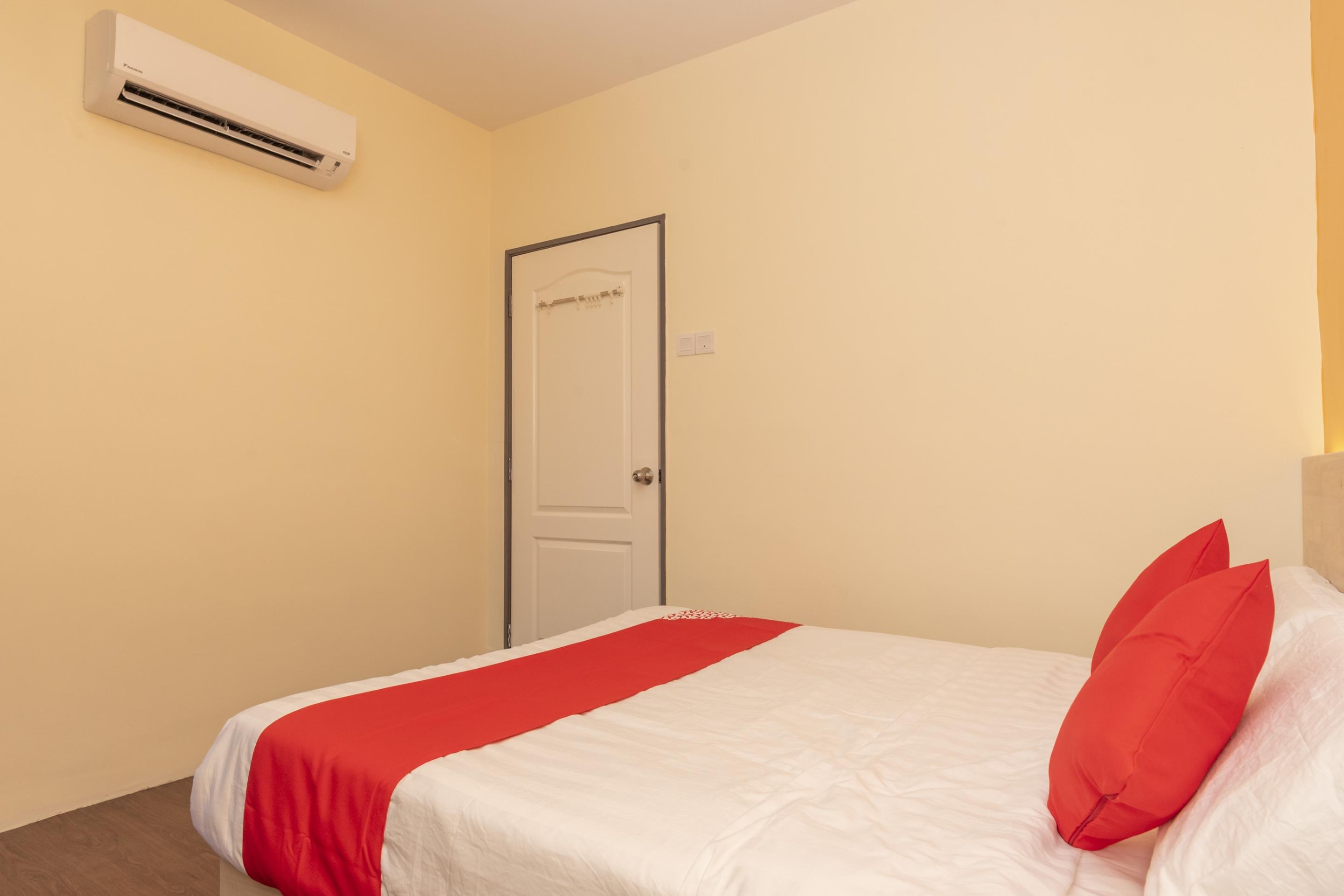 Oyo 778 Bmw 2 Hotel Muar Exterior photo