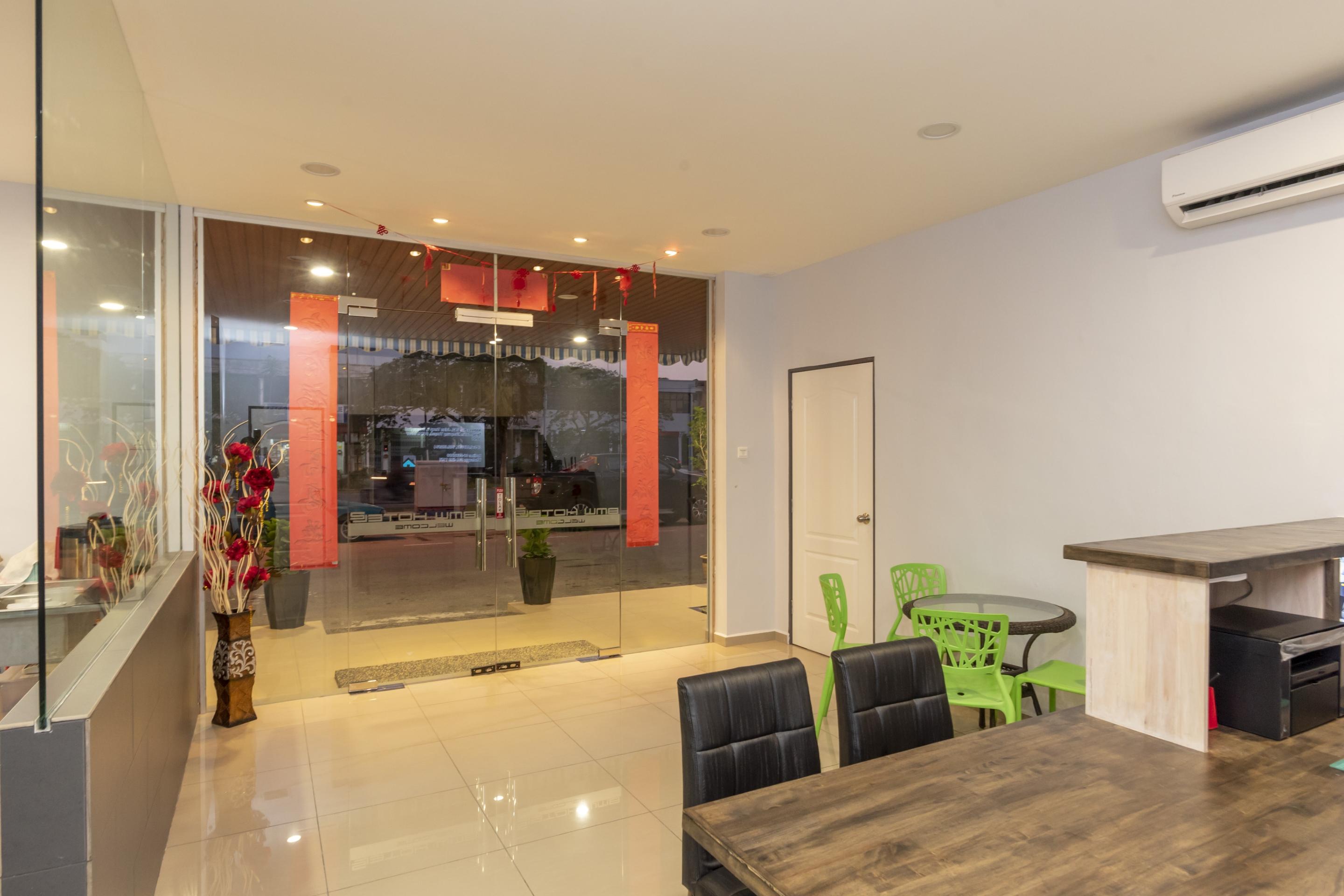 Oyo 778 Bmw 2 Hotel Muar Exterior photo