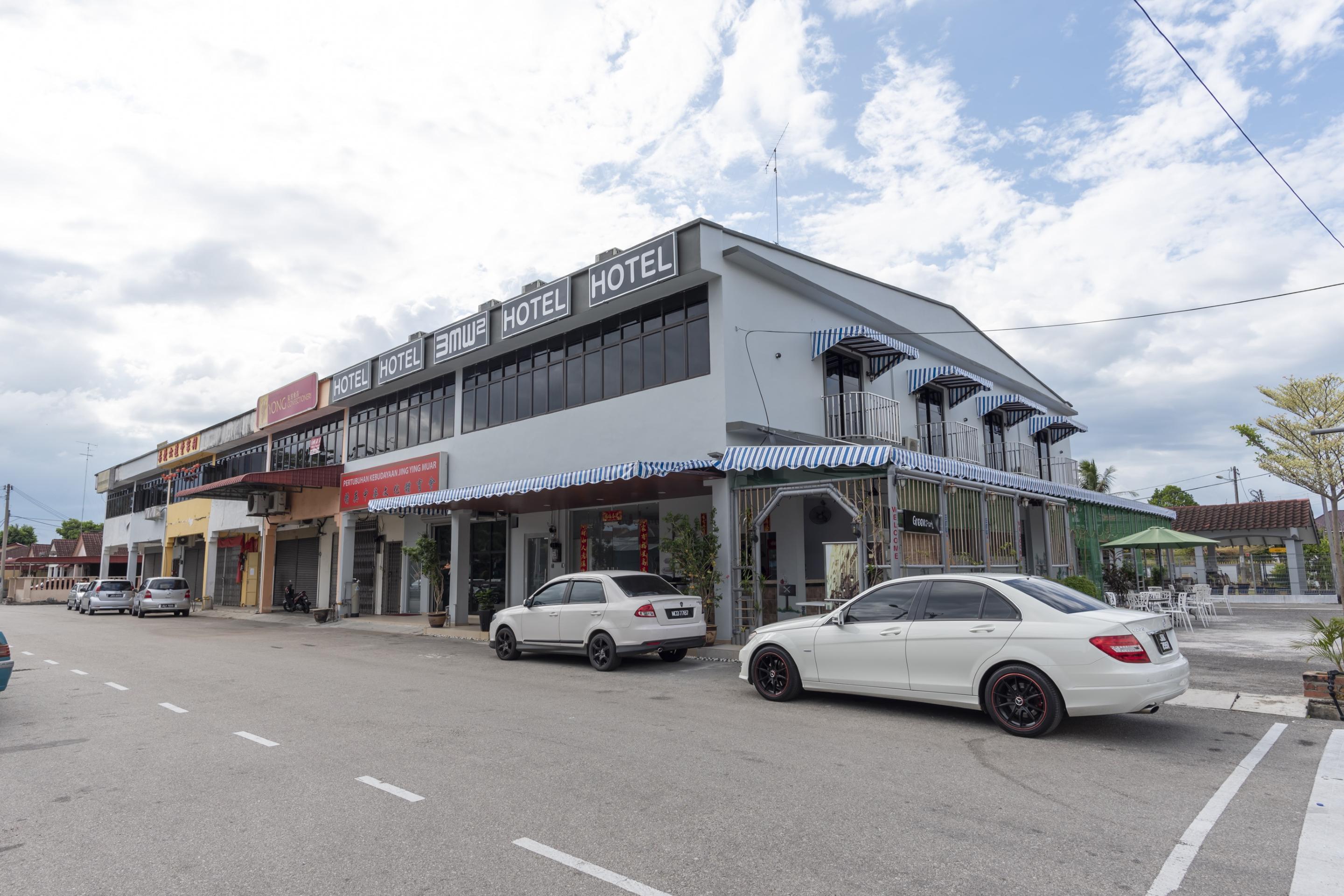 Oyo 778 Bmw 2 Hotel Muar Exterior photo