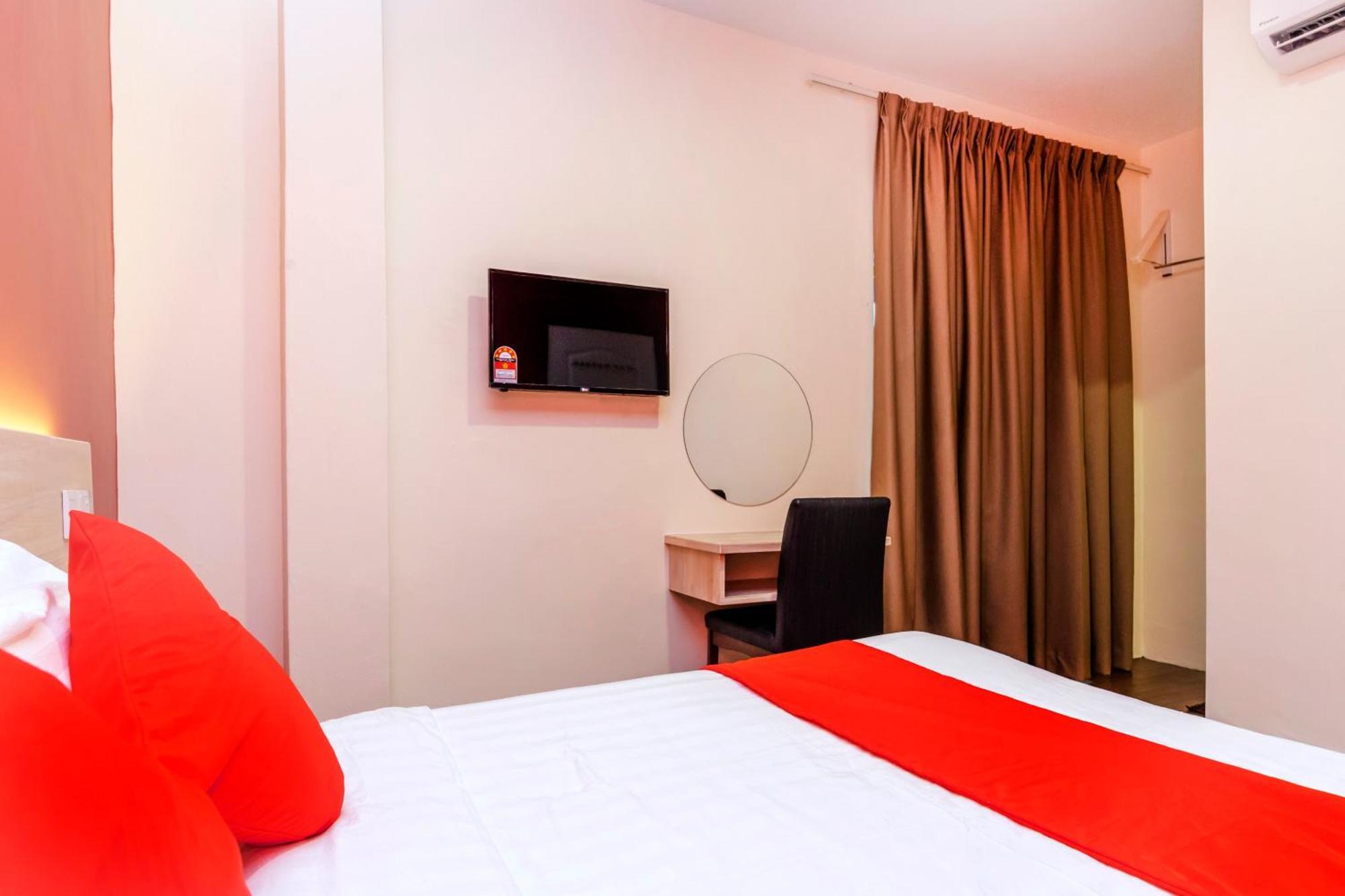 Oyo 778 Bmw 2 Hotel Muar Exterior photo