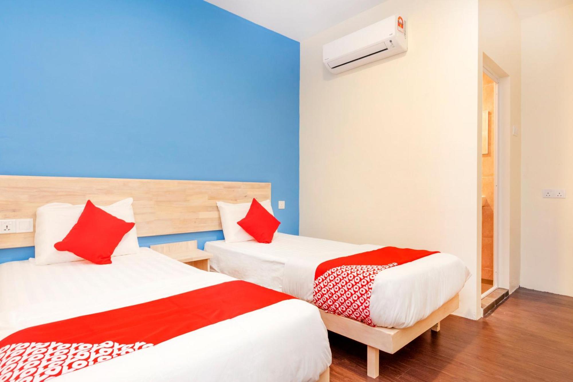 Oyo 778 Bmw 2 Hotel Muar Exterior photo