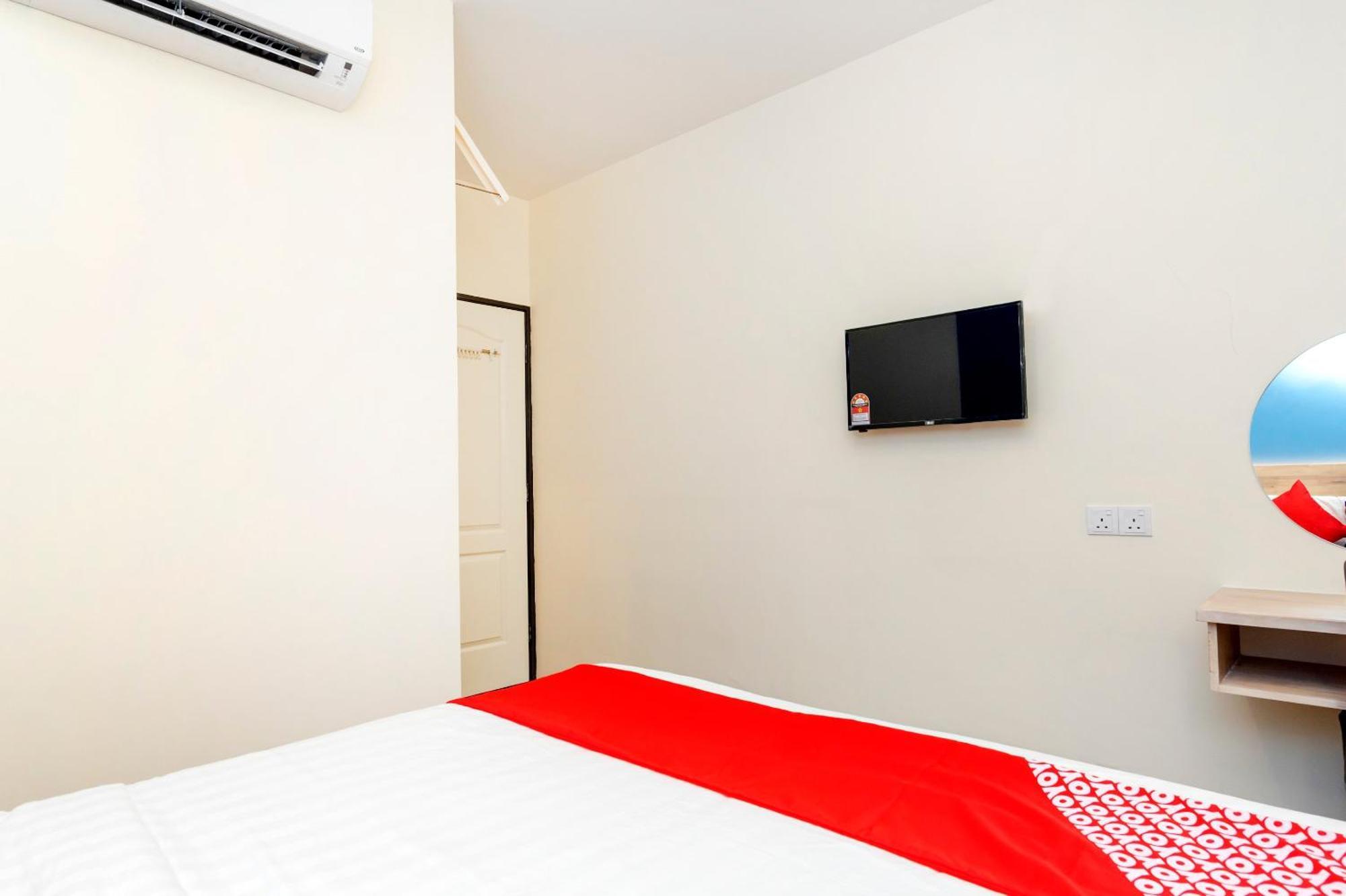 Oyo 778 Bmw 2 Hotel Muar Exterior photo