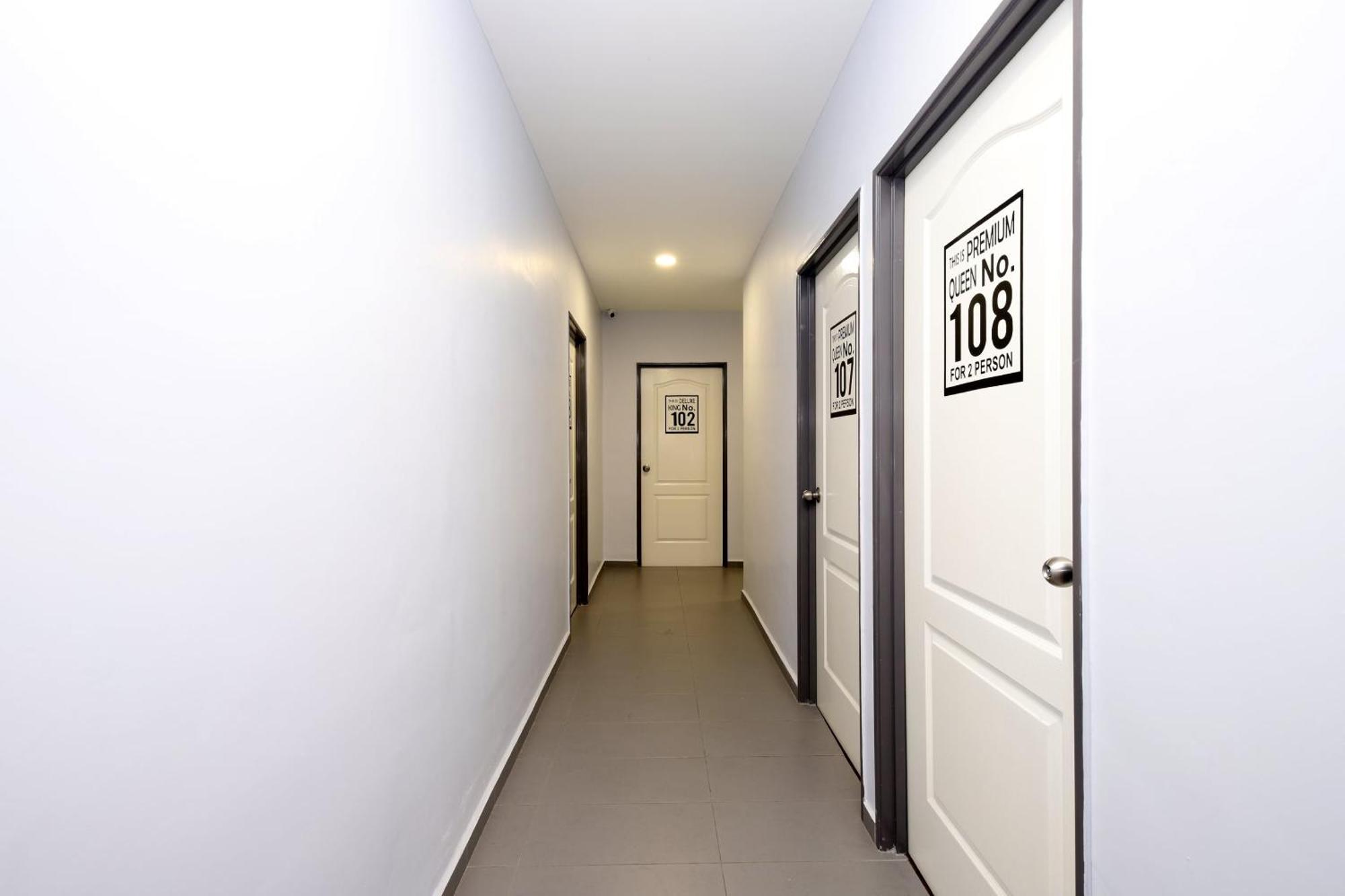 Oyo 778 Bmw 2 Hotel Muar Exterior photo