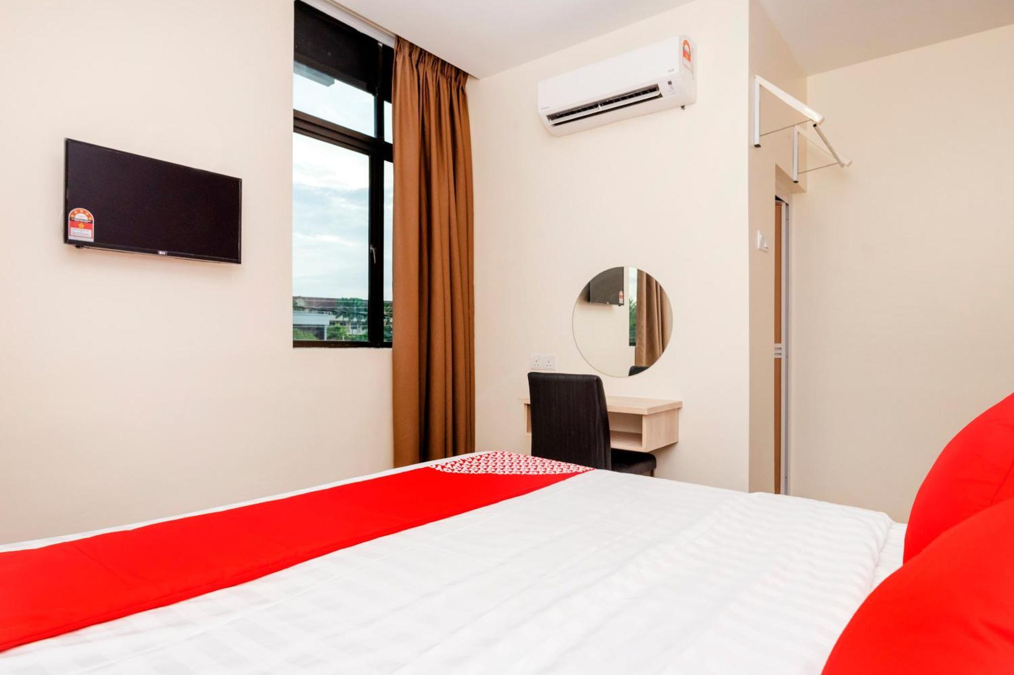 Oyo 778 Bmw 2 Hotel Muar Exterior photo