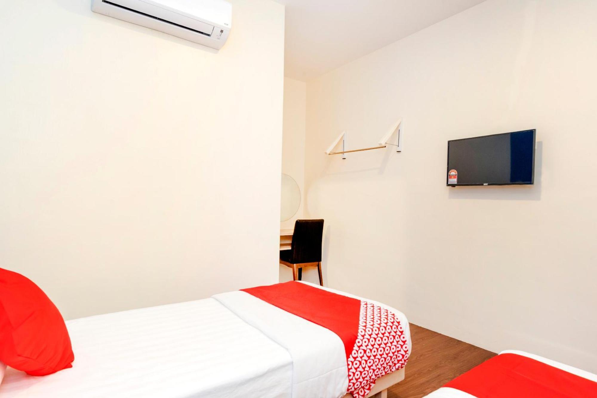 Oyo 778 Bmw 2 Hotel Muar Exterior photo