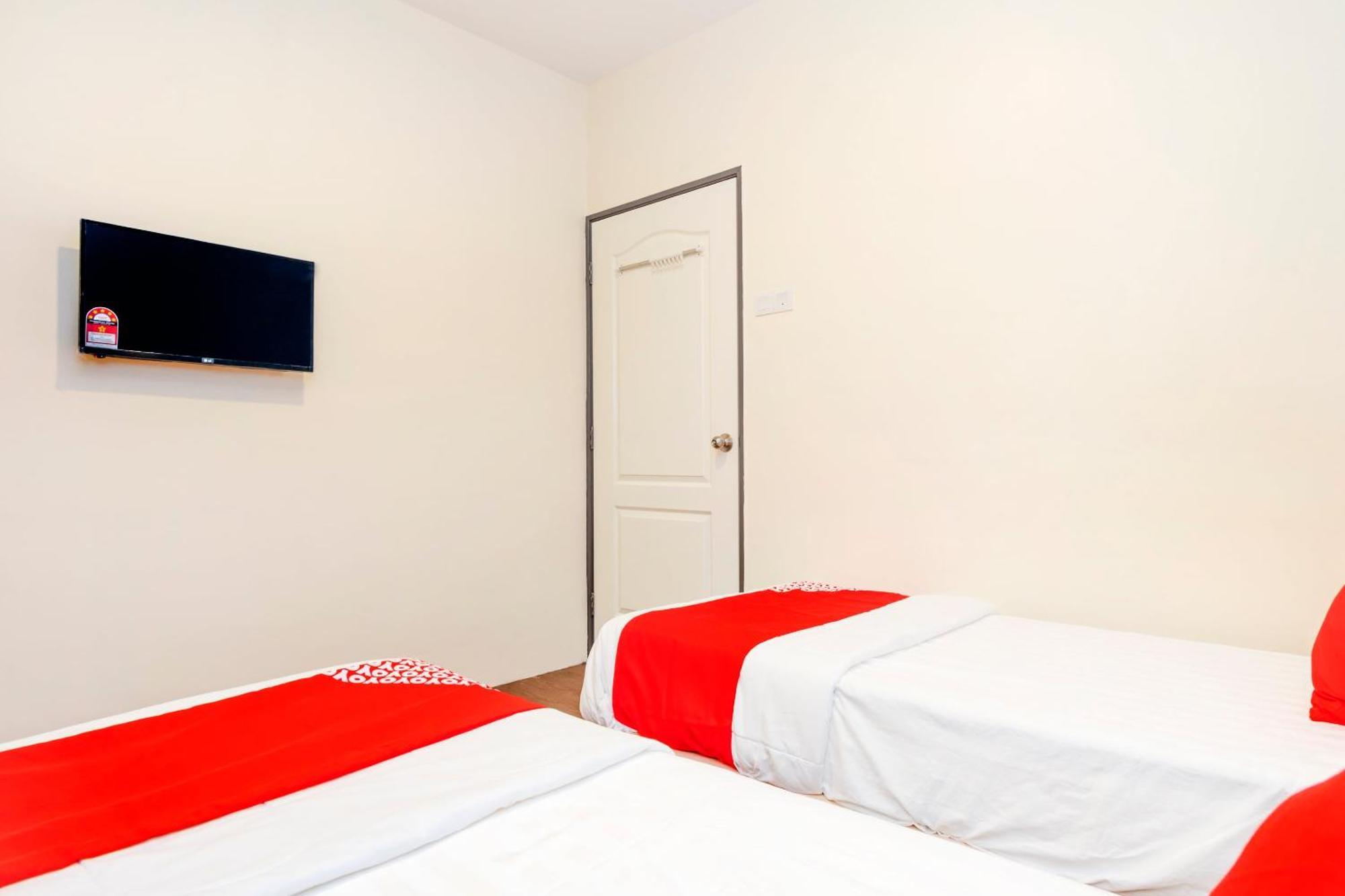 Oyo 778 Bmw 2 Hotel Muar Exterior photo